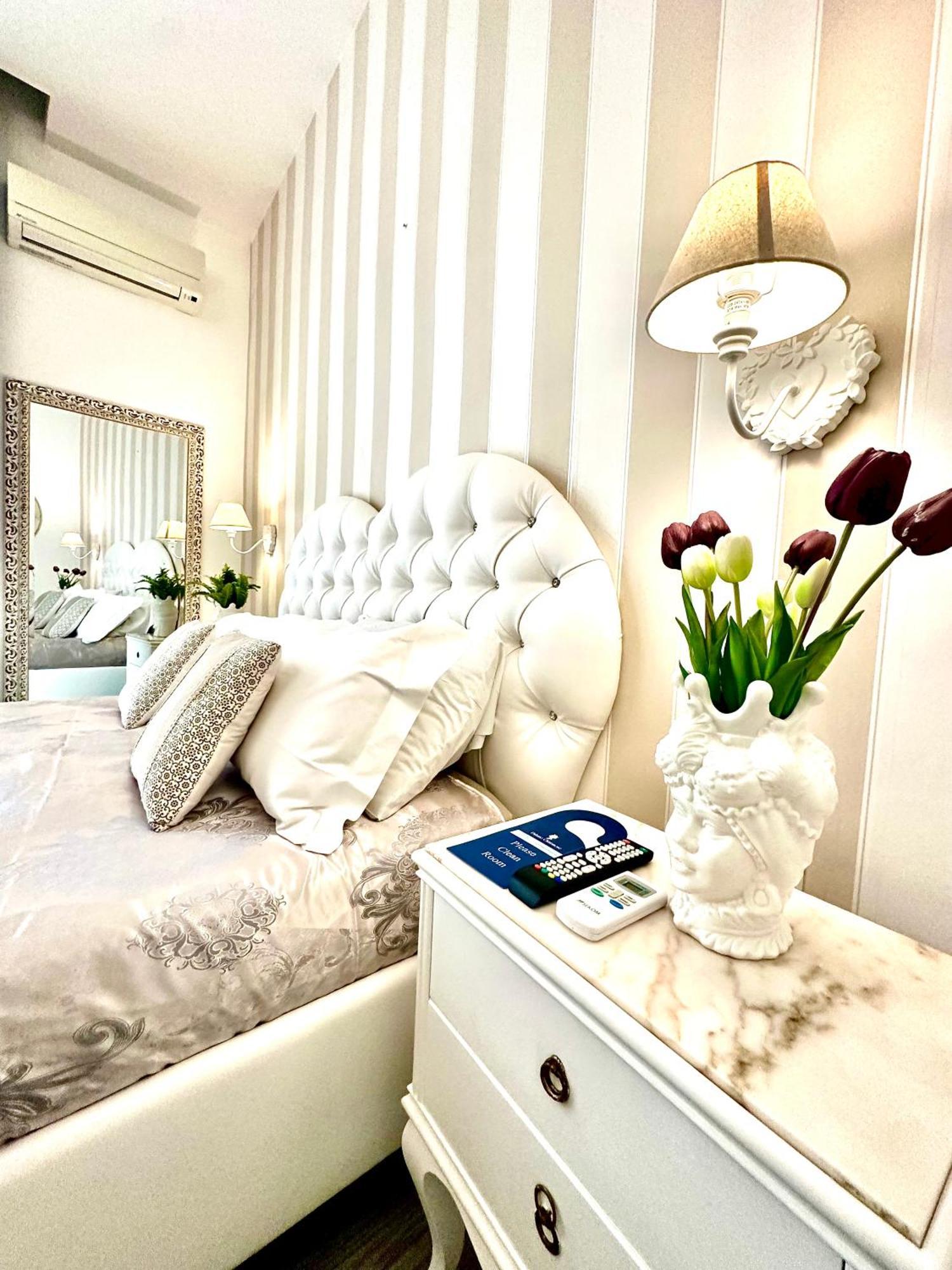 Palazzo Chiatamone Hotel Naples Luaran gambar