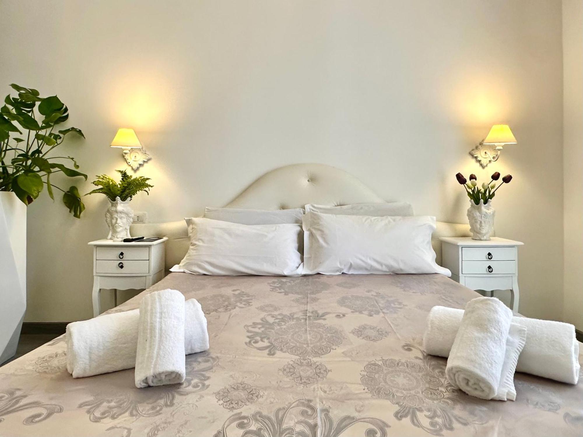 Palazzo Chiatamone Hotel Naples Luaran gambar
